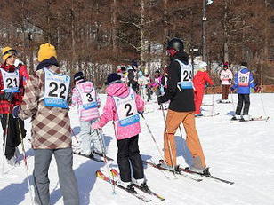 福島県富岡小学校三春校のスキー教室を支援しました
