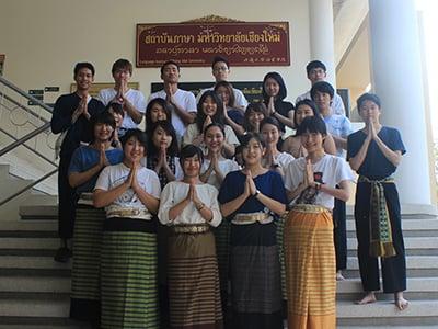 タイの大学でのタイ伝統舞踊体験の様子