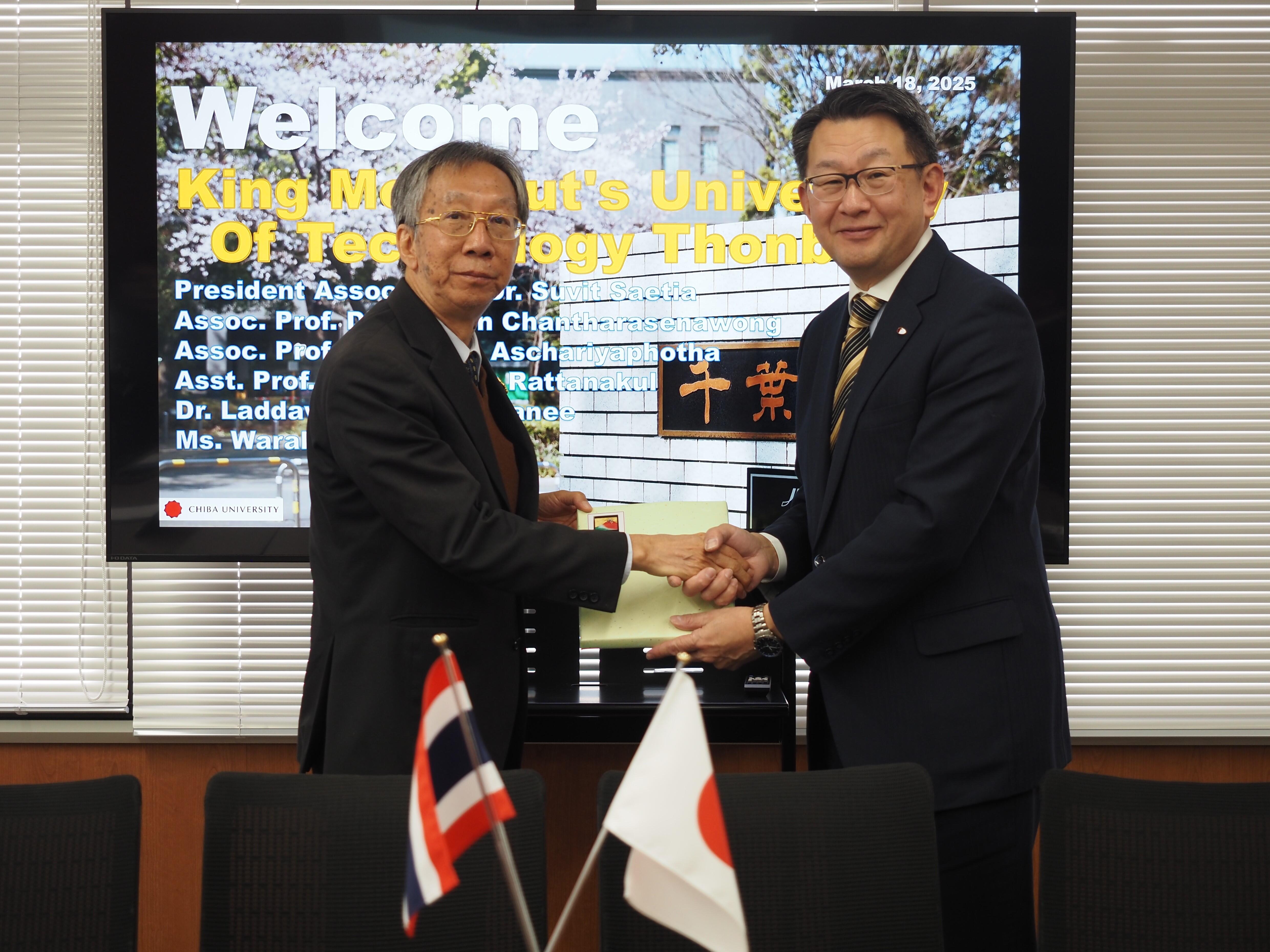 握手するスウィ・サディア学長と横手学長