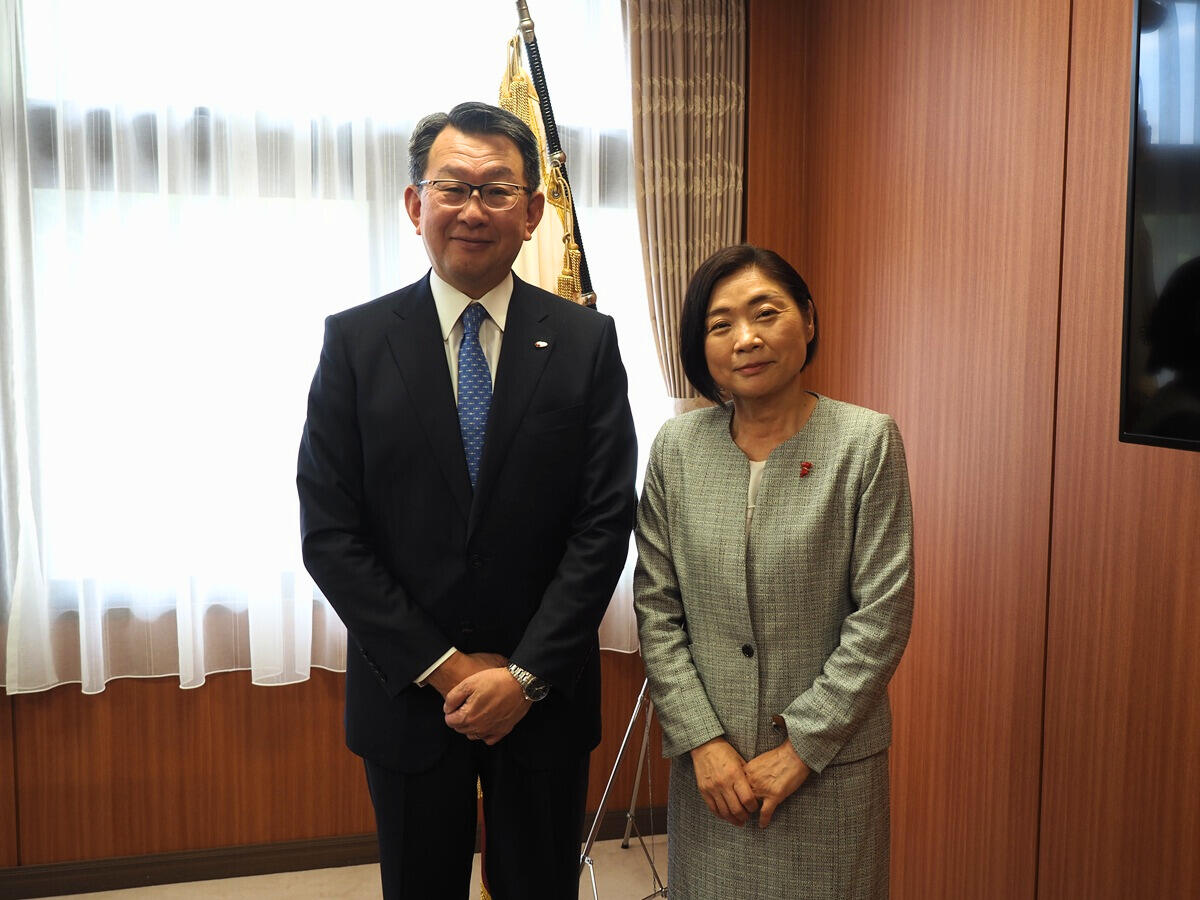 左から横手学長、高梨副知事　