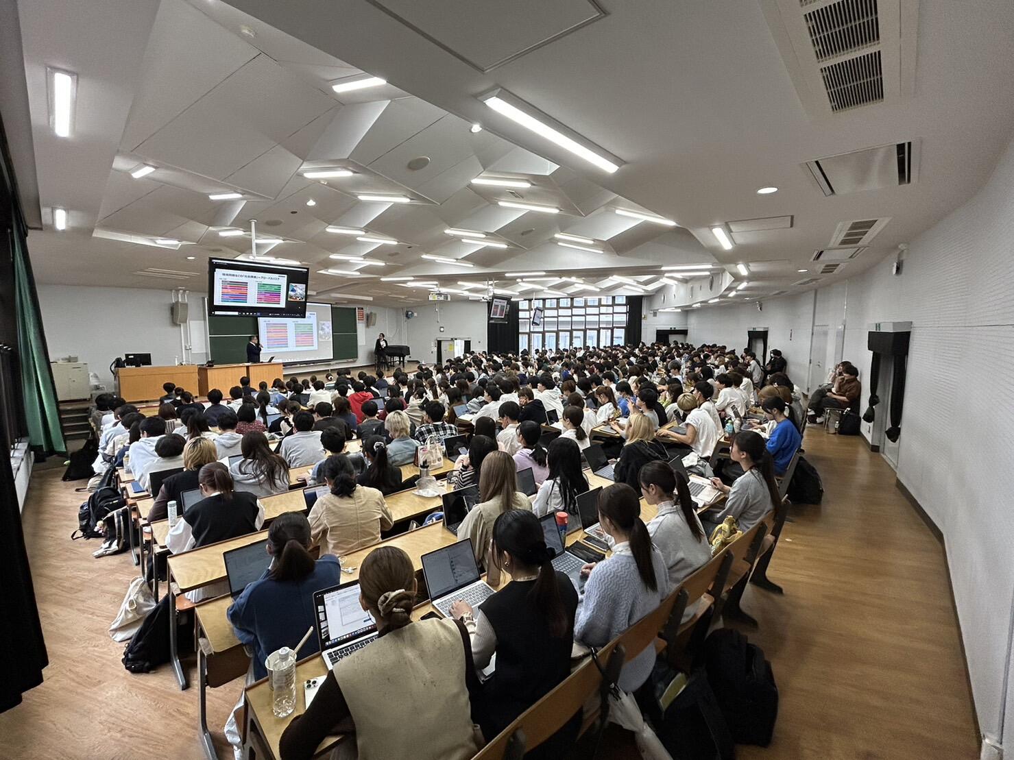 サステナビリティの重要性について講演を受ける学生たち
