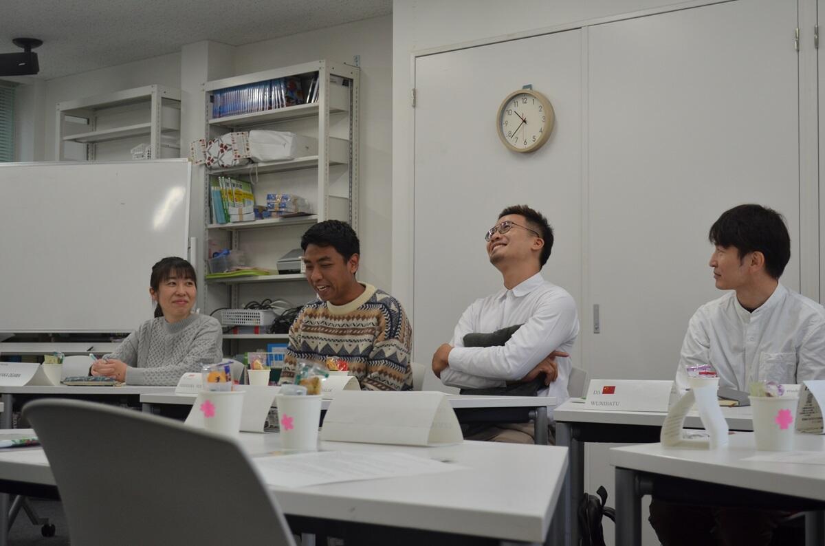 エピソードを披露する留学生