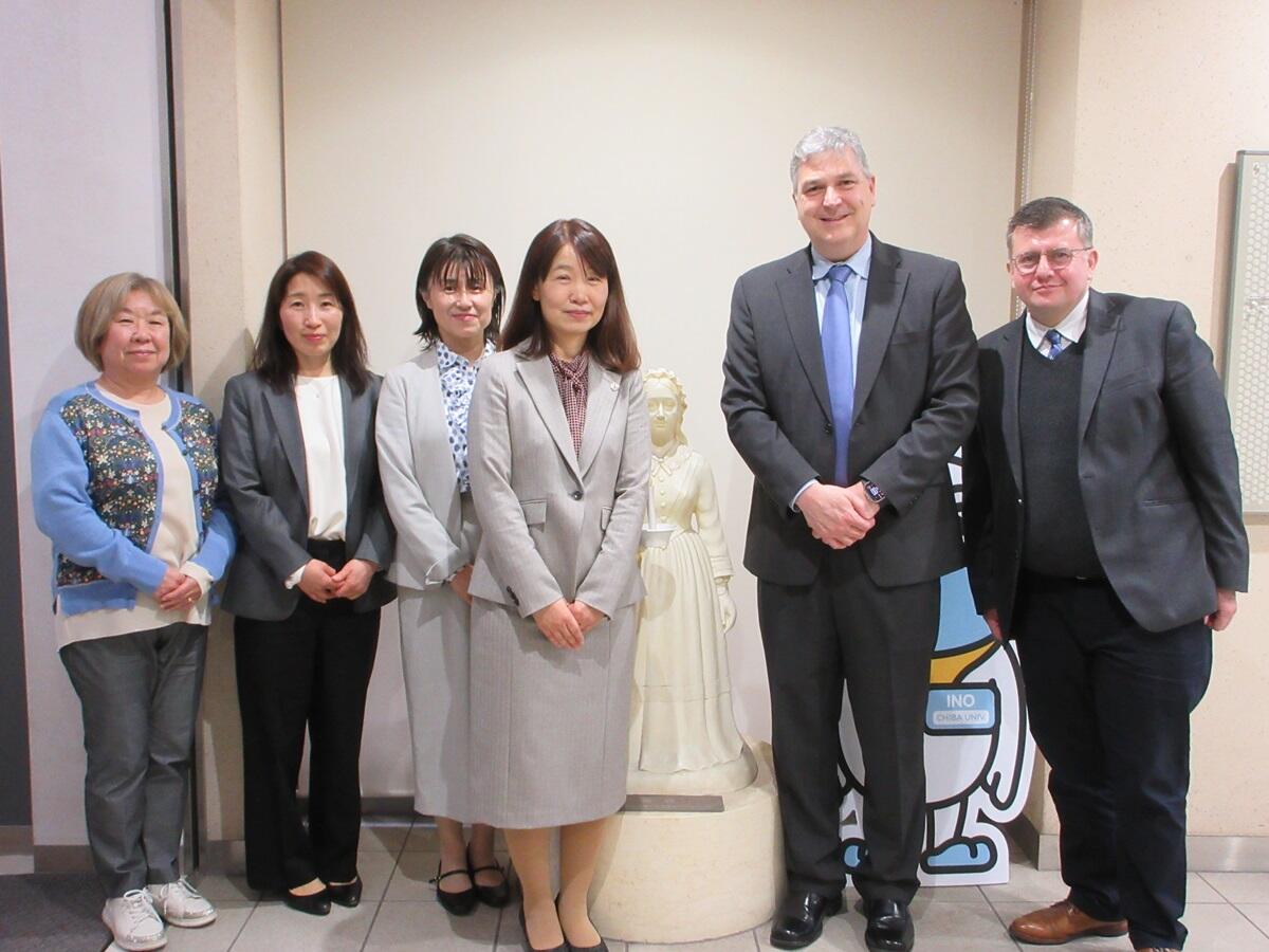 増嶋看護学部長はじめ出席者との記念写真