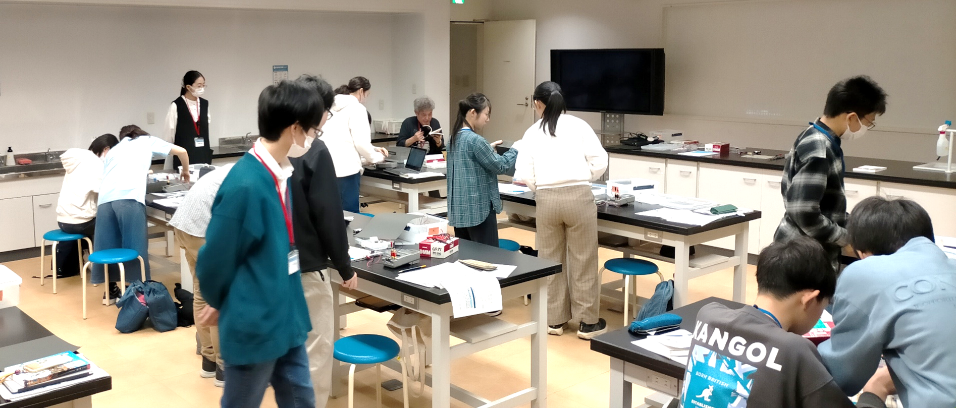 実験指導の様子（千葉市科学館）