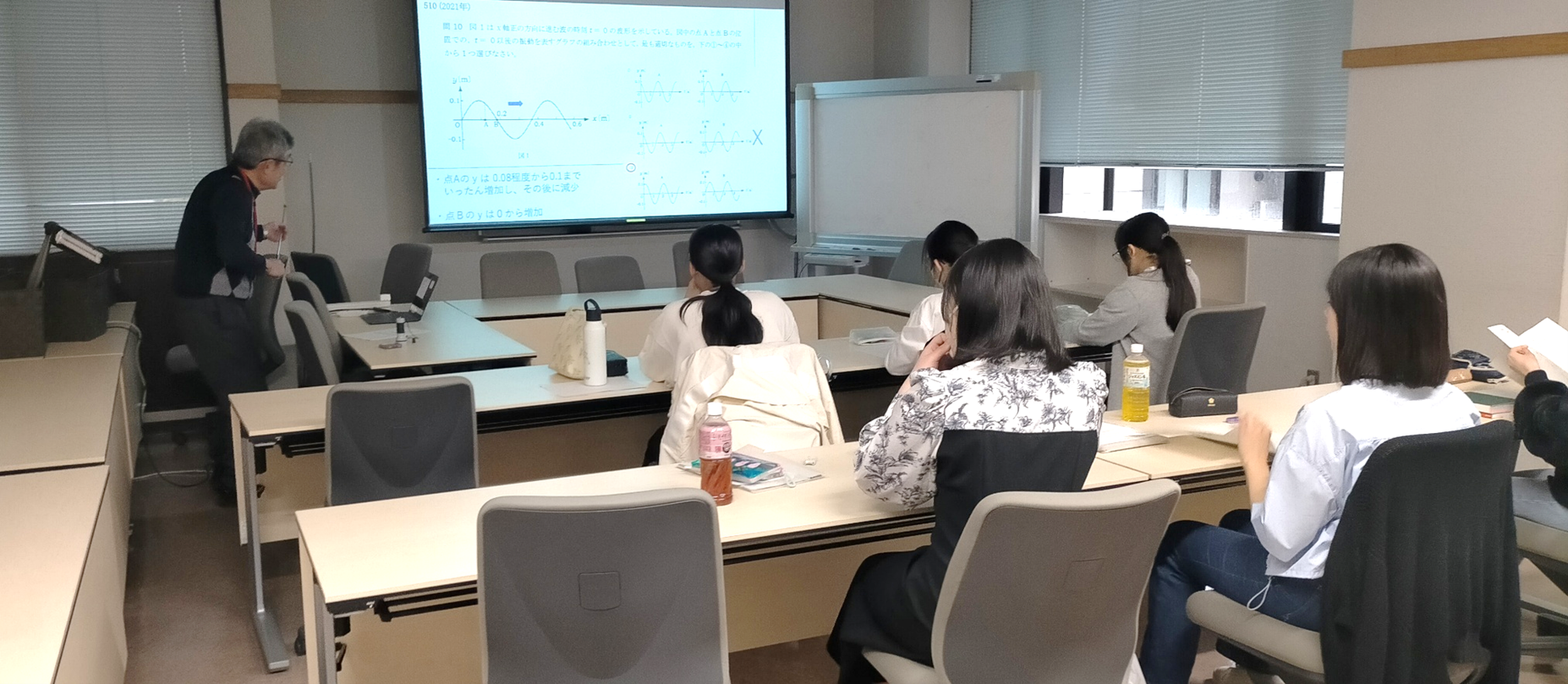 理論問題解説の様子（千葉大学先進科学センター）