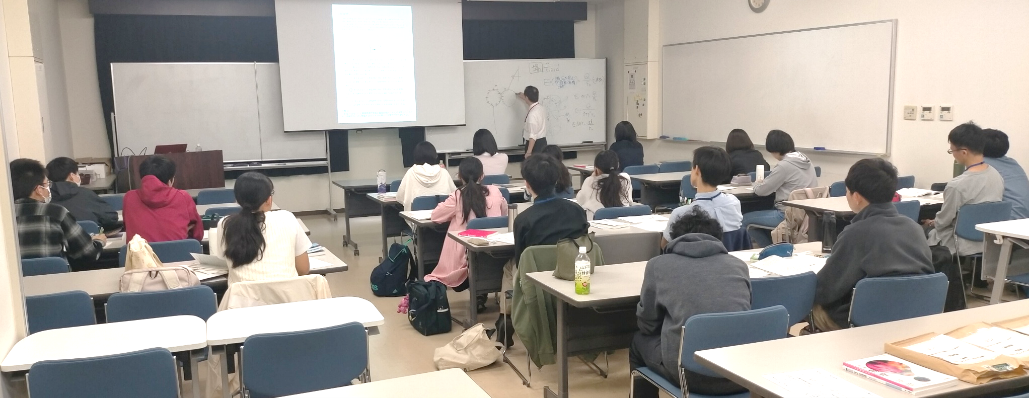理論問題解説の様子（千葉大学理学部）