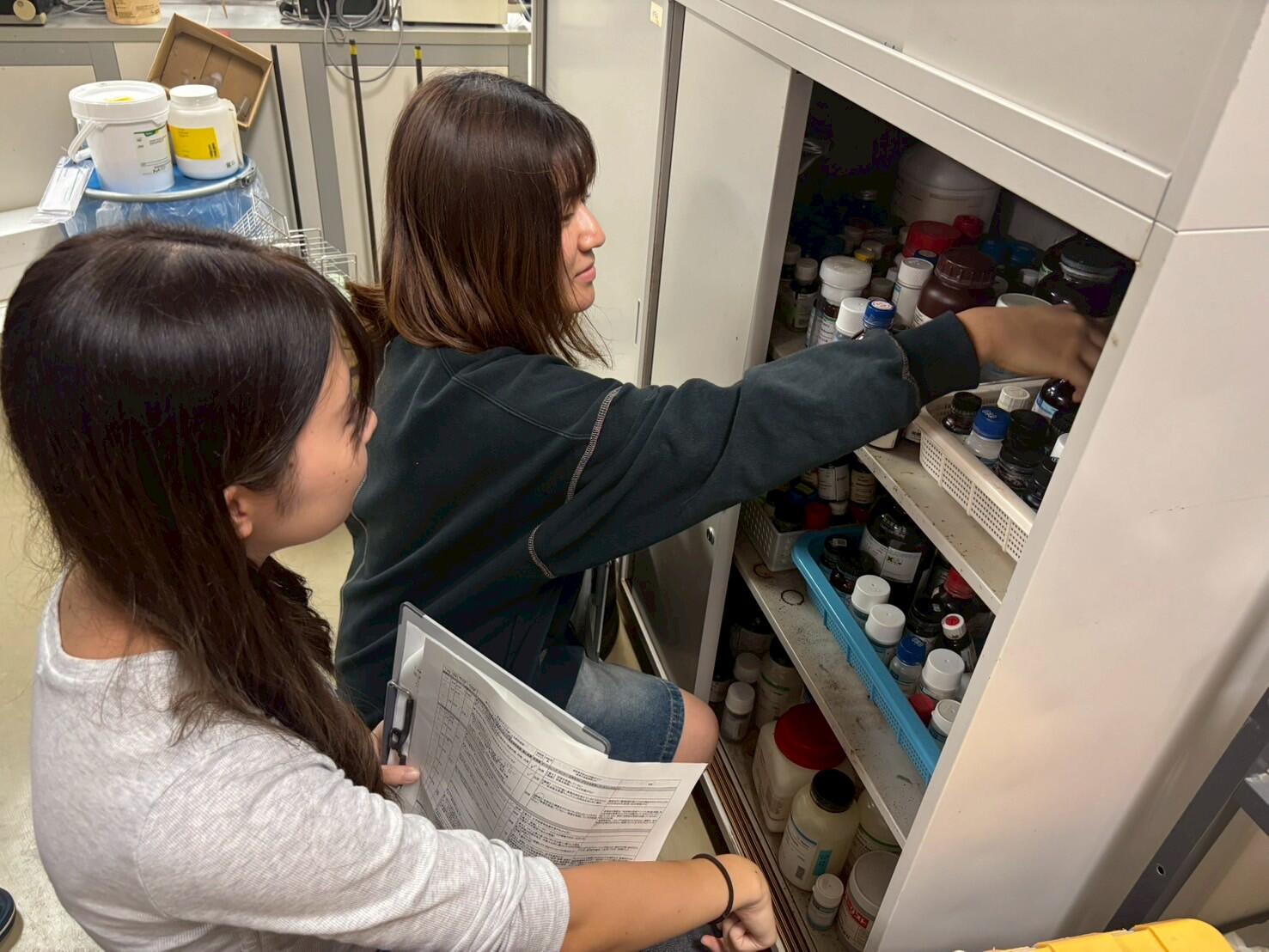 薬品の保管状況を監査する様子