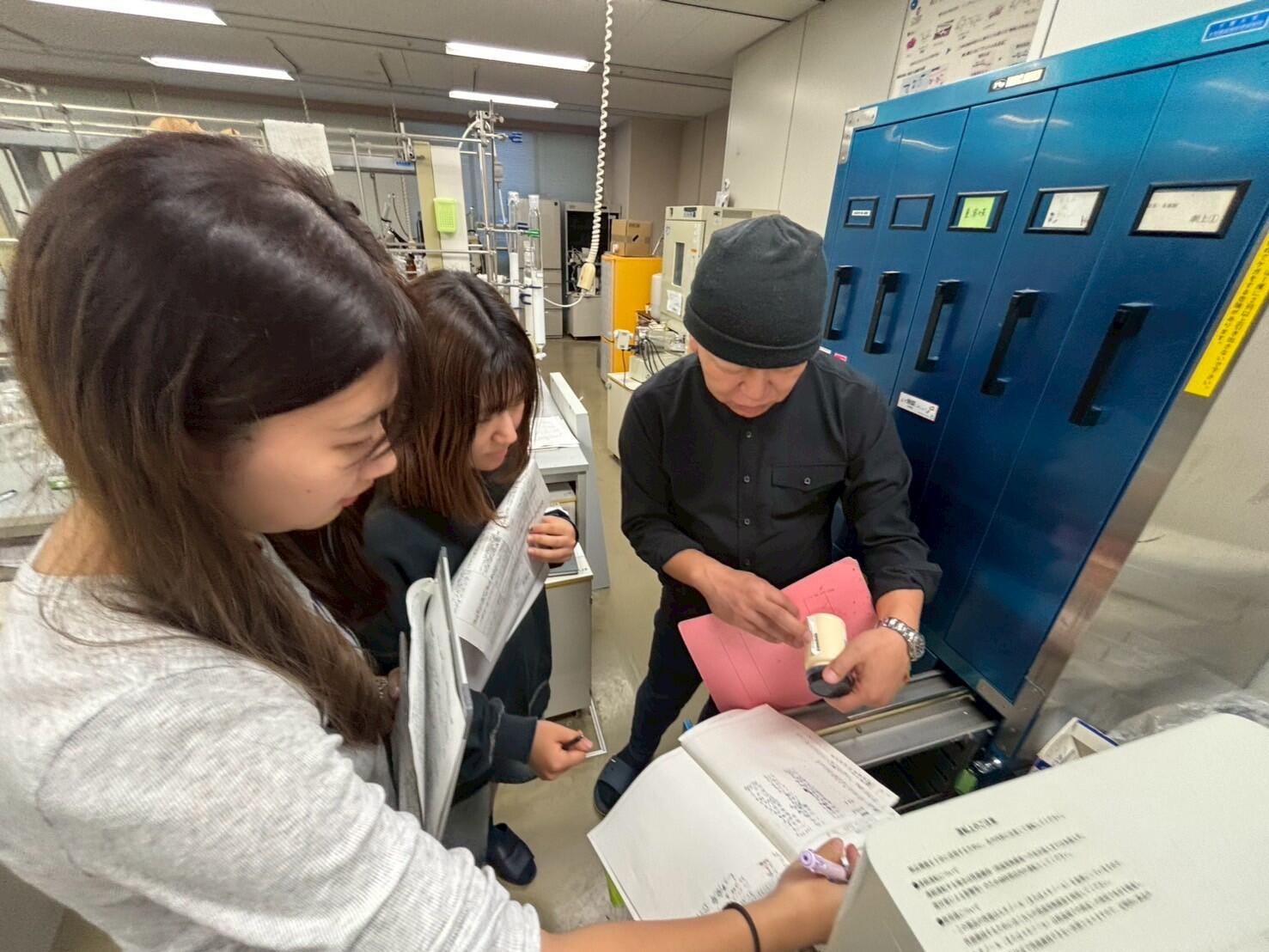 毒劇物の管理簿を確認している様子