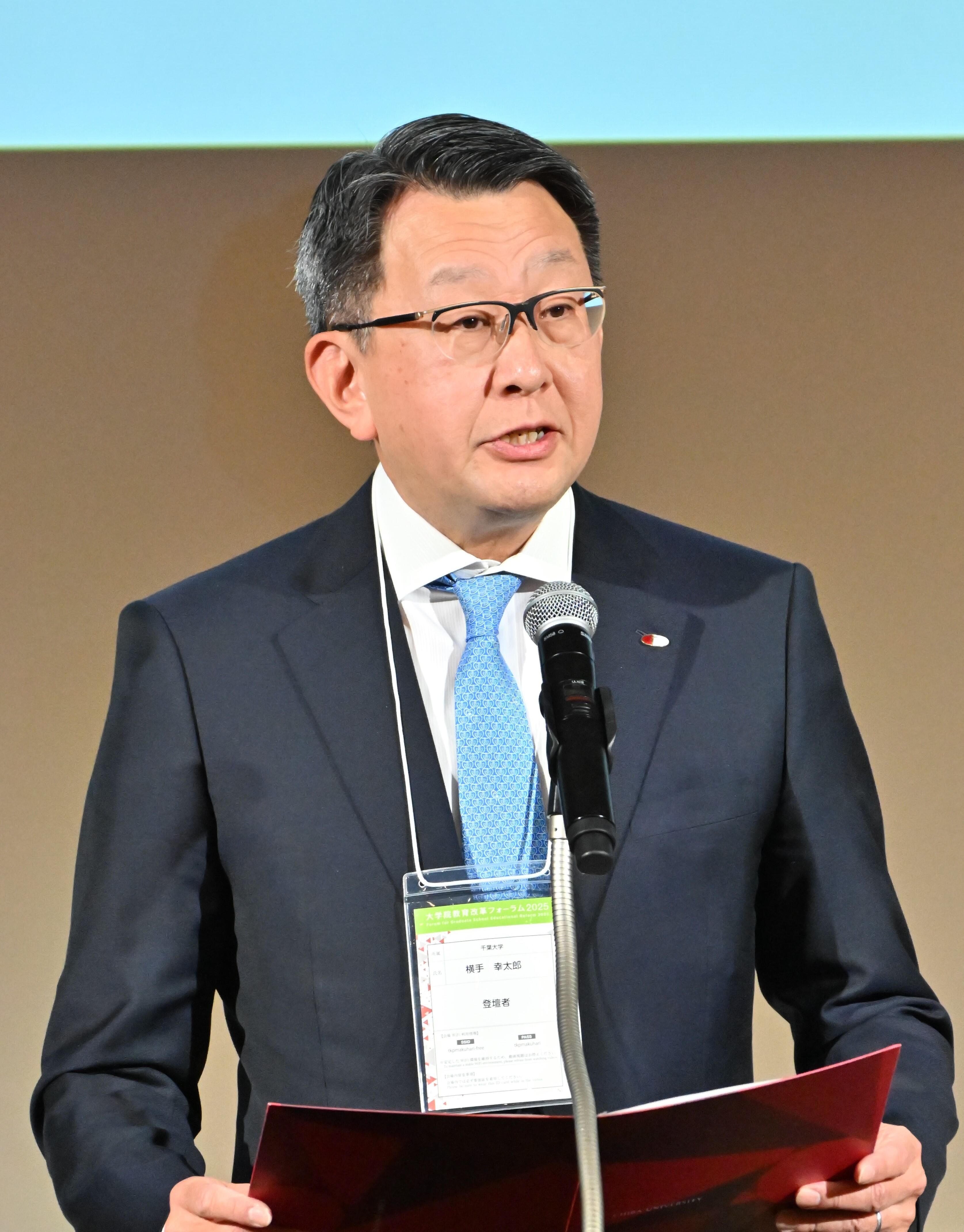 開会の辞を述べる横手学長　