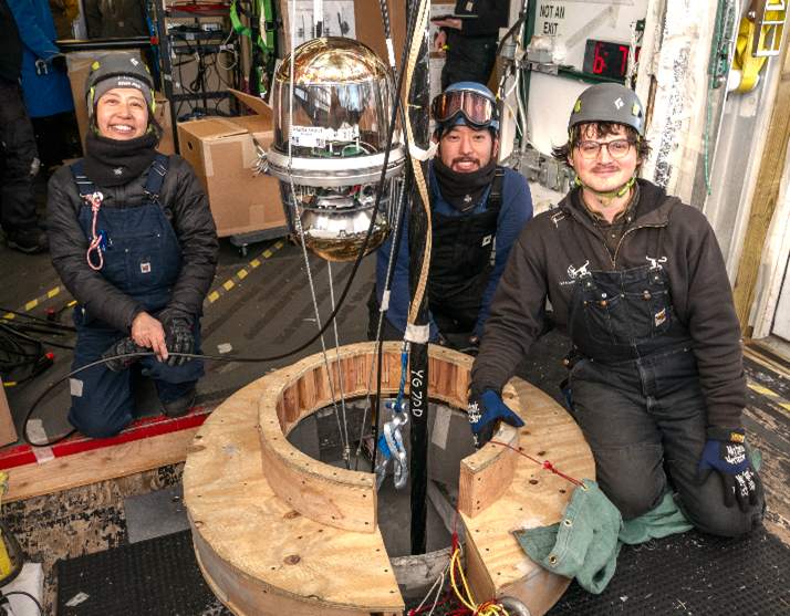 図４ 千葉大学でD-Egg開発に従事したメンバーと共に: 埋設直前のD-Egg検出器(中央)を囲んで、左から石原安野教授、牧野友耶(前千葉大学特任研究員、現ウイスコンシン大学)、Colton Hill (photo: Aya Ishihara/IceHap)