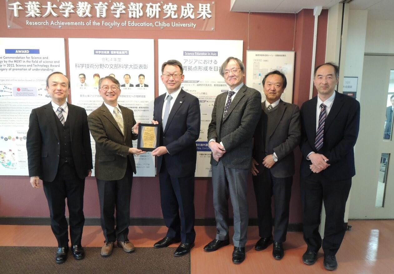 小澤理事・副学長とともに横手学長に受賞報告