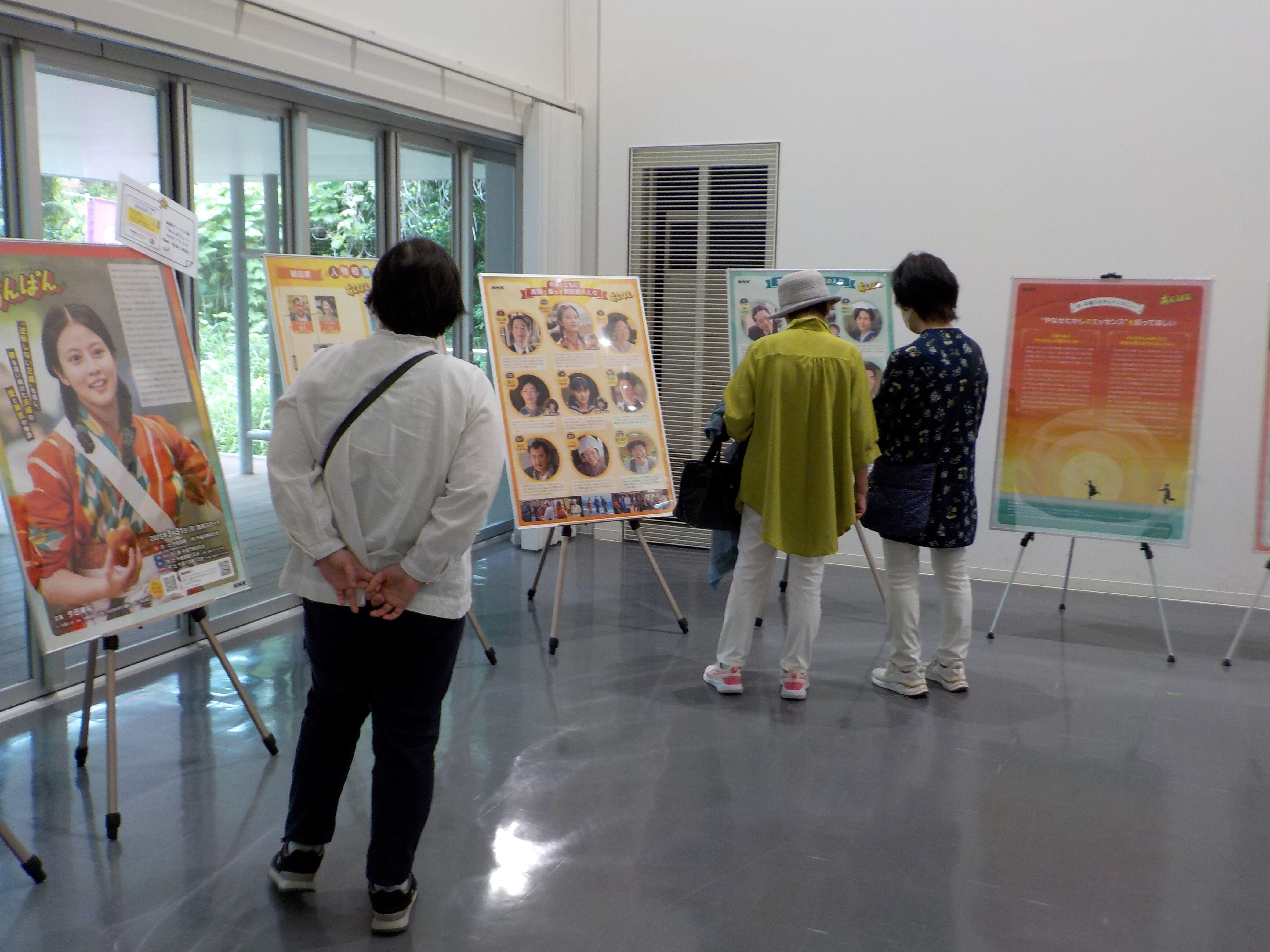 パネルをじっくり観覧する来場者の様子