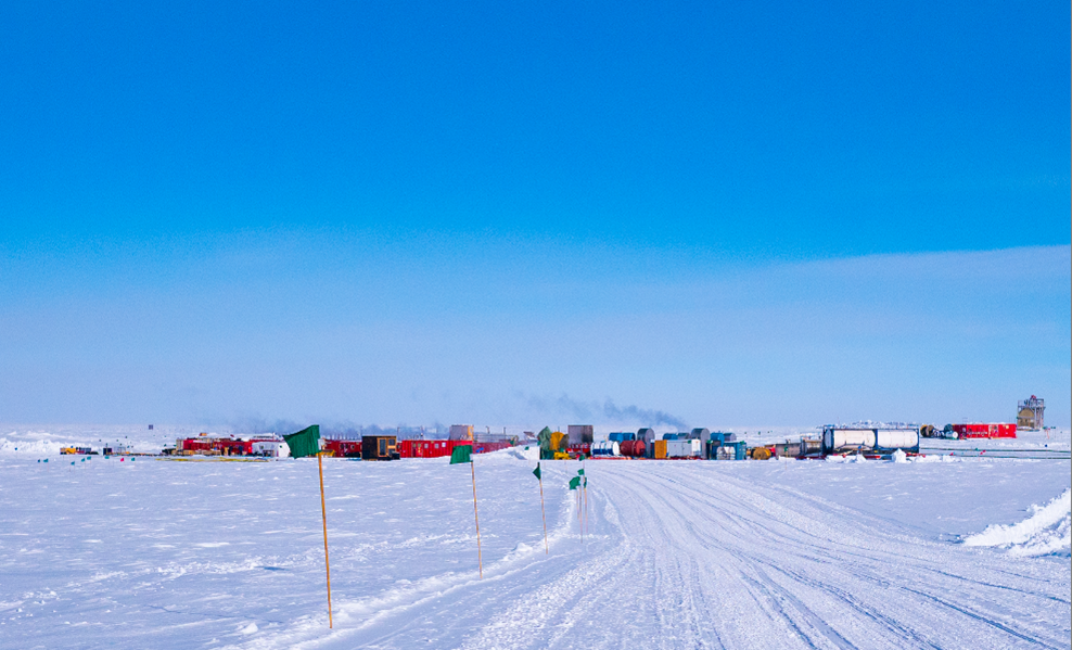 図1 南極点に建てられ掘削のための蒸気がもくもく上るドリルキャンプ: ドリルキャンプは、発電機や氷を溶かしお湯を作る多くのコンテナサイズの装置から成る (photo: Aya Ishihara/IceHap)