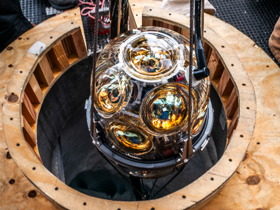 図５ 千葉大学で開発した次世代高エネルギーニュートリノ望遠鏡IceCube-Gen2に向けた実証機が掘削孔に入っていく様子 (photo: Aya Ishihara/IceHap)