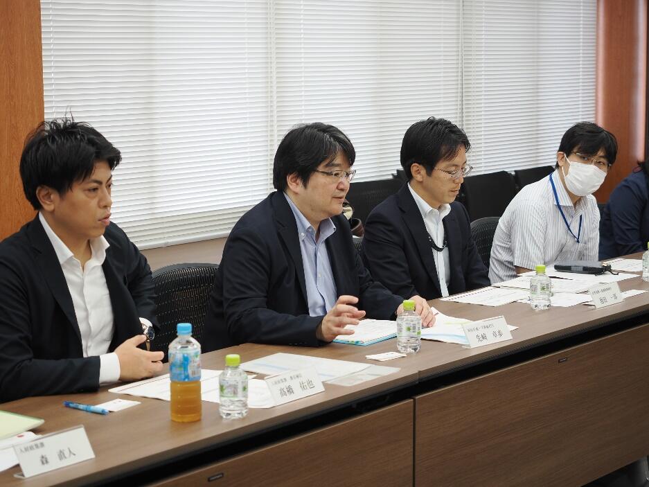 先﨑総括官（中央）、池田産業連携・地域振興課長（右）、髙橋人材政策課課長補佐（左）